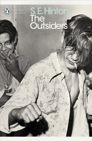 Cover image for 9780141189116 - Modern Classics the Outsiders